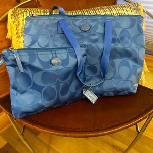 COACH F77321 2-piece Getaway tote with pouch